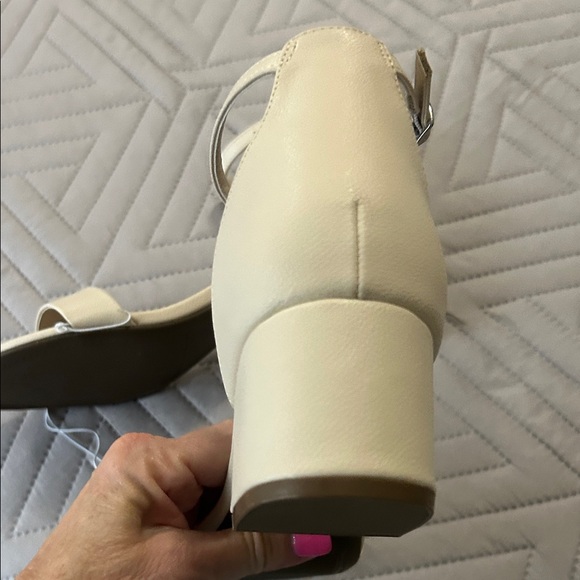 💕5/$15 Sugar Beige Ankle-Strap Block Heel Sandals - Picture 5 of 6